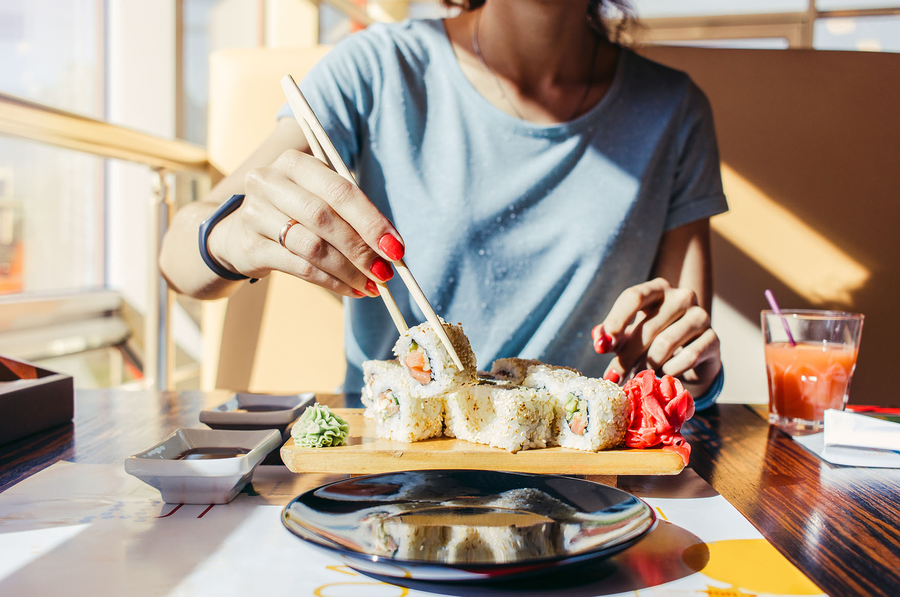 Як їсти суші, роли